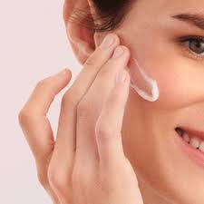 کرم صورت تیوپیSPF10 حاوی ویتامین  E B3 گلو اسنشا لییز